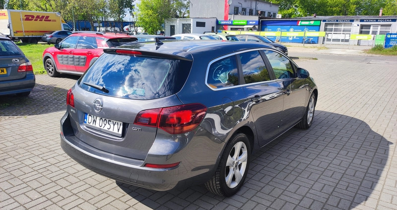 Opel Astra cena 26500 przebieg: 180800, rok produkcji 2012 z Wrocław małe 137